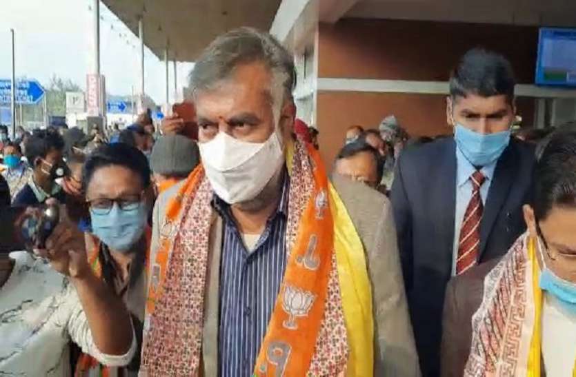 तीन दिवसीय दार्जीलिंग दौरे पर केंद्रीय पर्यटन मंत्री प्रहलाद सिंह तीन दिवसीय दार्जीलिंग दौरे पर केंद्रीय पर्यटन मंत्री प्रहलाद सिंह