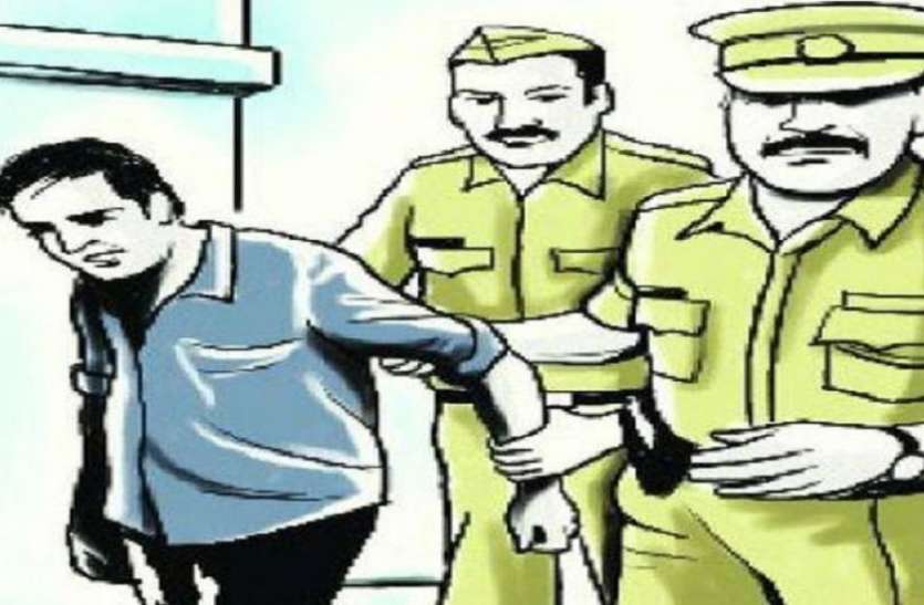 गिरफ्तार लुटेरे (प्रतीकात्मक फोटो) डॉक्टर की मां पर जानलेवा हमला कर लूटपाट करने वाले गिरफ्तार