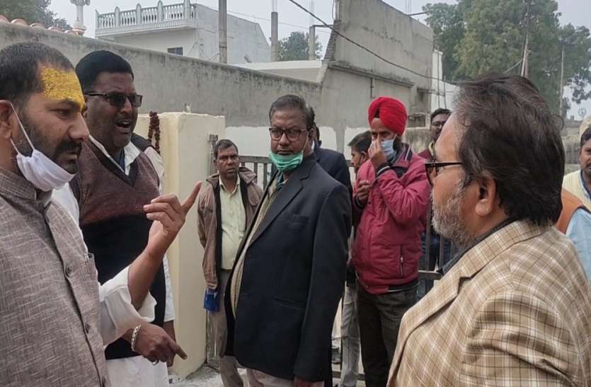नगर निगम पार्षद ने निर्माण विभाग के अधिकारी पर लगाया भ्रष्टाचार का आरोप नगर निगम पार्षद ने निर्माण विभाग के अधिकारी पर लगाया भ्रष्टाचार का आरोप