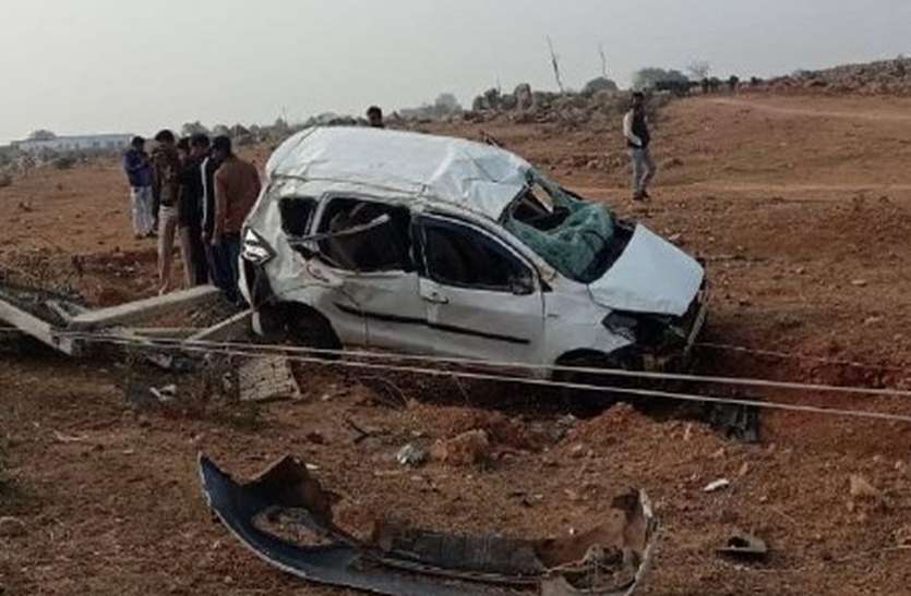 टायर फटने से कार अनियंत्रित होकर विद्युत पोल से टकराई, दो की मौत टायर फटने से कार अनियंत्रित होकर विद्युत पोल से टकराई, दो की मौत