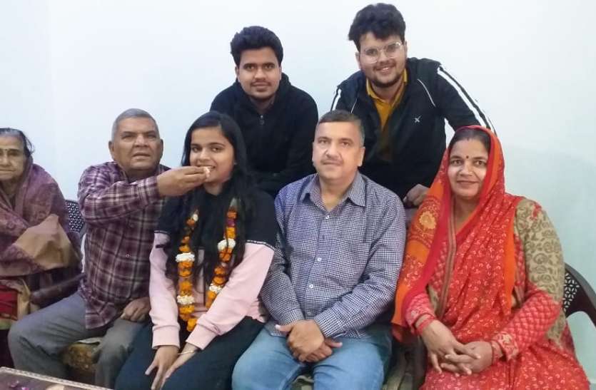 बेटी अवंतिका को मिठाई खिलाकर बधाई देते परिजन - फ़ोटो - पत्रिका न्यूज़ नेटवर्क शिक्षक की बेटी का भाभा परमाणु अनुसंधान केंद्र में हुआ चयन, परिजनों ने मिठाई खिला कर दी बधाई