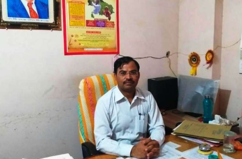 Dayashankar चौकीदार संभाल रहा था अपर जिला सूचना अधिकारी की कुर्सी, कोर्ट का आदेश आने पर मची खलबली