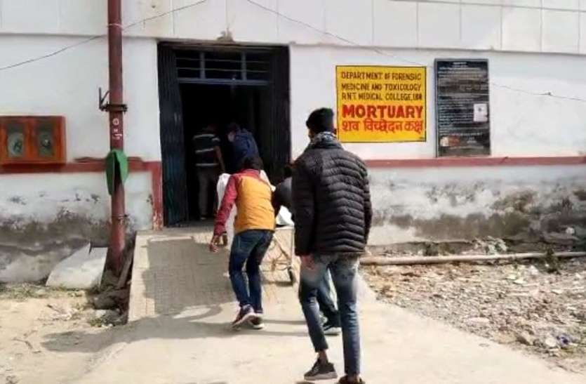 मृत युवक के शव को मोर्चरी में लेकर जाते। उत्तराखंड के युवक ने उदयपुर में कोरोना जांच कराते ही डर के मारे झील में कूद दी जान