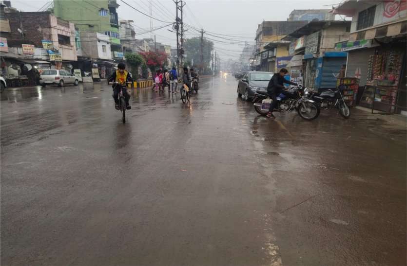 The city shivered again by drizzle and cold winds बूंदाबांदी और ठंडी हवाओं से फिर कंपकंपाया शहर