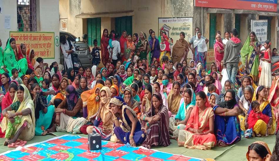 कलक्टर के आदेश के बाद भी माइक्रोफायनेंस कंपनियां ऋण वसूली के लिए महिलाओं पर बना रहीं दबाव
