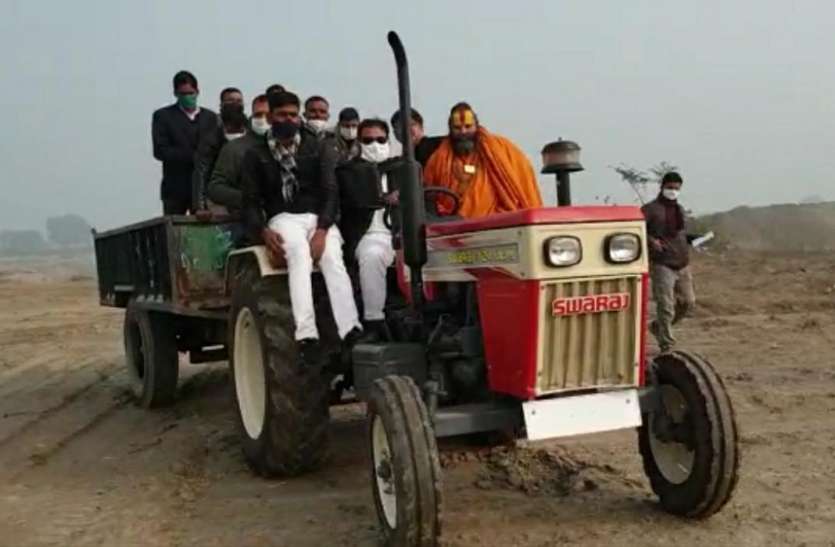 वृन्दावन में कुम्भ मेले का ट्रैक्टर से निरीक्षण करते ऊर्जा मंत्री श्रीकांत शर्मा - फ़ोटो - पत्रिका न्यूज़ नेटवर्क ऊर्जा मंत्री ने ट्रैक्टर से किया कुम्भ मेला क्षेत्र का निरीक्षण
