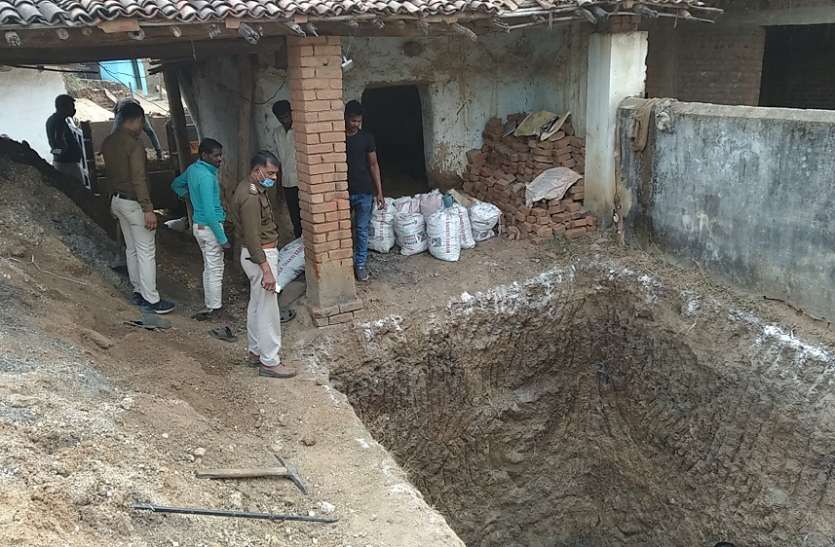 माफिया आंगन में खुदाई कर निकाल रहे मैंगनीज माफिया आंगन में खुदाई कर निकाल रहे मैंगनीज