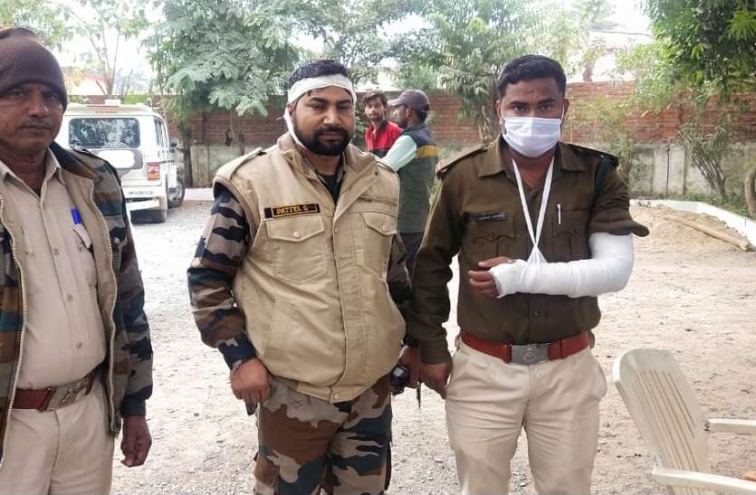हमला कर वन विभाग की टीम से ट्रैक्टर छीन ले गए आरोपी, तीन घायल हमला कर वन विभाग की टीम से ट्रैक्टर छीन ले गए आरोपी, तीन घायल