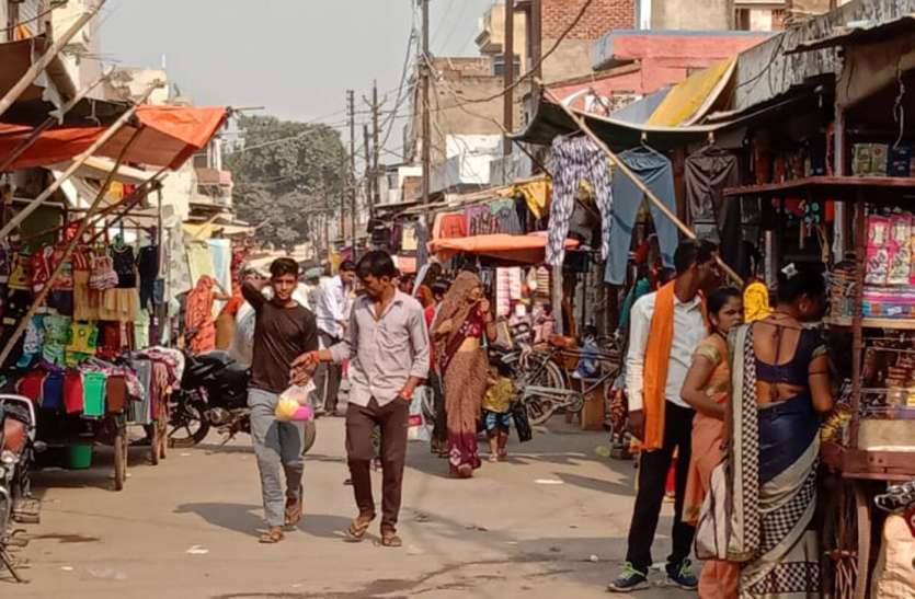 मुनादी पर कराय खर्च, फिर 5 फीट की रह गई सडक़ मुनादी पर कराय खर्च, फिर 5 फीट की रह गई सडक़