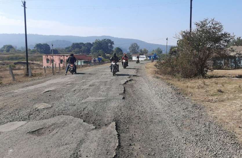 IGNTU approach road is shabby, not repaired for years आईजीएनटीयू पहुंच मार्ग जर्जर,वर्षों से नहीं हुई मरम्मत