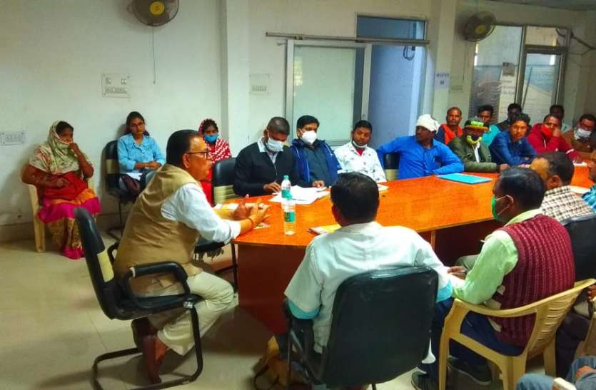 Bird Flu: Deputy Director convenes meeting of Polty Farm, Chicken Shop बर्ड फ्लू: उपसंचालक ने पॉल्टी फार्म, चिकेन शॉप व अंडा व्यापारियों की बुलाई बैठक, सतर्कता बरतने की अपील
