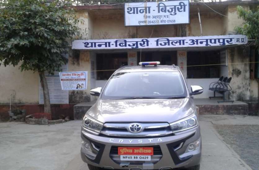 Superintendent of Police inspected the scene of the girl's murder, que युवती हत्याकांड में पुलिस अधीक्षक ने घटना स्थल का किया निरीक्षण, परिजनों से की पूछताछ