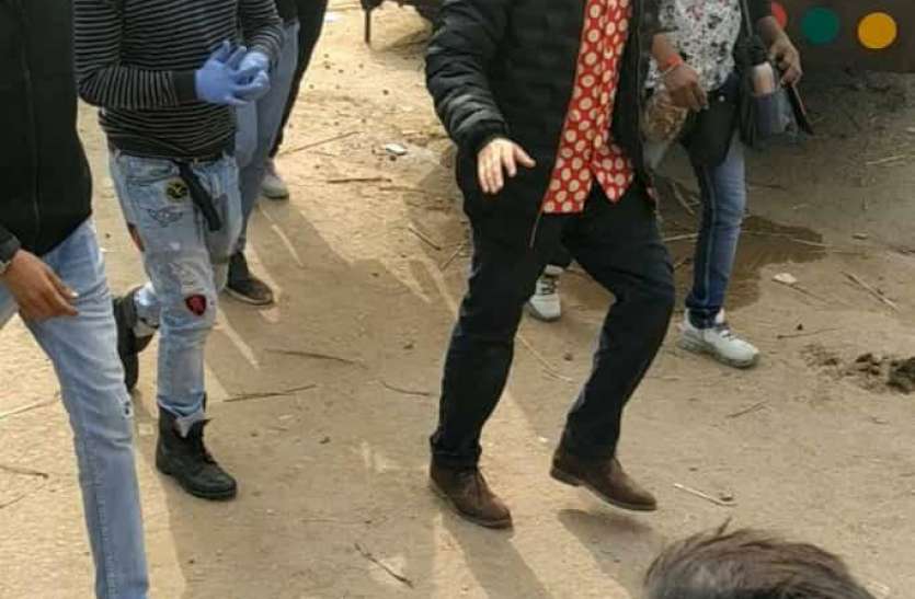 दुनाली की शूटिंग के लिए बड़ौनी किले में पहुंची फिल्म टीम दुनाली की शूटिंग के लिए बड़ौनी किले में पहुंची फिल्म टीम