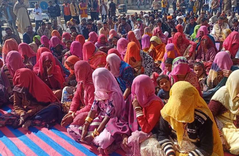 'पूंजपतियों को खुश करने के लिए केन्द्र लाई है कानून ' 'पूंजपतियों को खुश करने के लिए केन्द्र लाई है कानून '