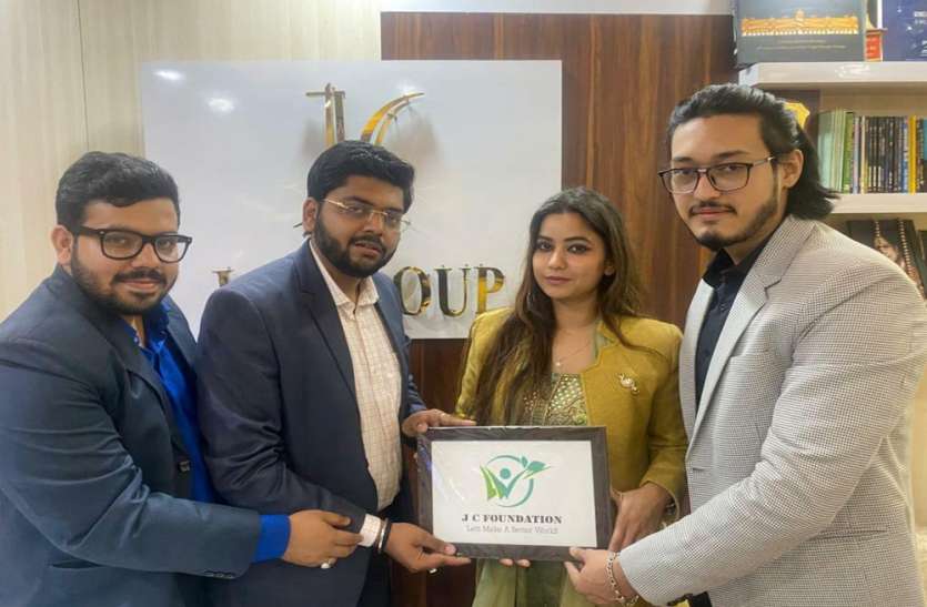 हिन्दी संवाद नहीं अभिमान की भाषा है : अभिषेक अग्रवाल हिन्दी संवाद नहीं अभिमान की भाषा है : अभिषेक अग्रवाल