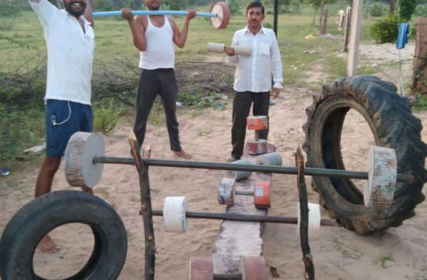 कबाड़ के जुगाड़ की जिम में जगा रहे देशसेवा का जज्बा कबाड़ के जुगाड़ की जिम में जगा रहे देशसेवा का जज्बा