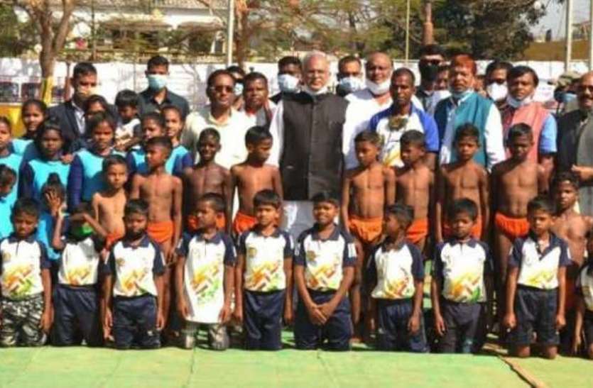 रायपुर : अबूझमाड़ के बच्चों के हैरतअंगेज मलखंभ प्रदर्शन को सीएम ने सराहा, कहा- खिलाडिय़ों की डाइट अब डीएमएफ मद से रायपुर : अबूझमाड़ के बच्चों के हैरतअंगेज मलखंभ प्रदर्शन को सीएम ने सराहा, कहा- खिलाडिय़ों की डाइट अब डीएमएफ मद से