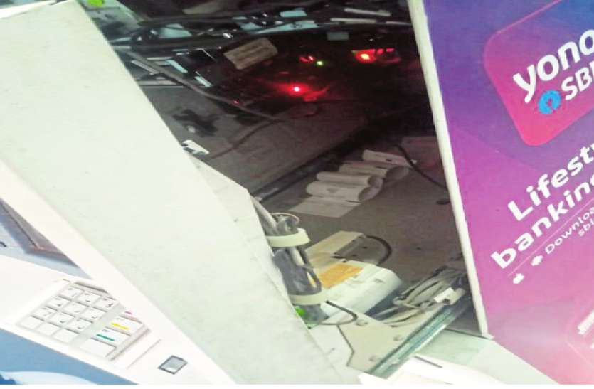 cms_image-2 ये कैसे एटीएम, कहीं मशीन खुली पड़ी तो कहीं दरवाजे का पता नहीं, काफी समय से नहीं हो रहा है मेंटेनेंस