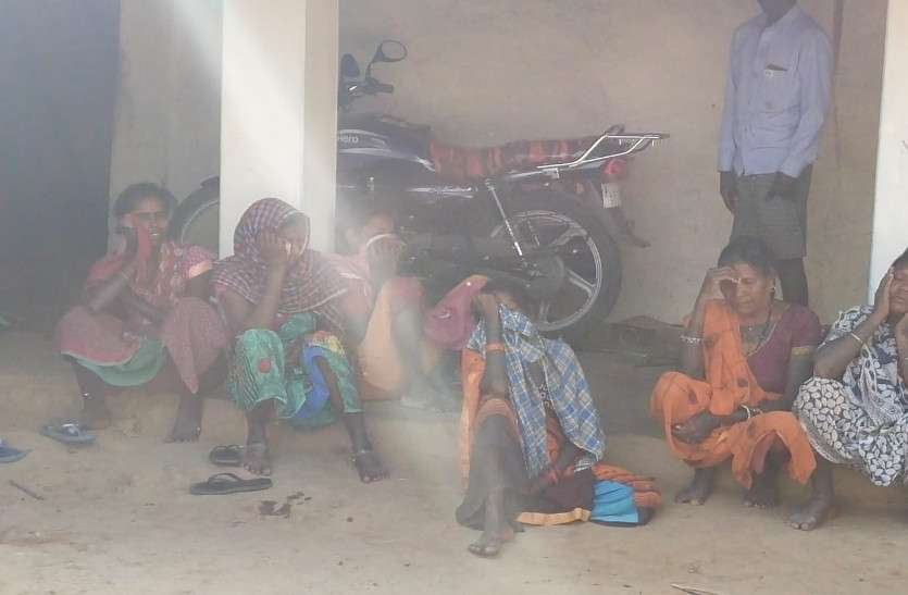 पत्थर निकालने के दौरान धसक गया खदान, दबकर गंभीर रूप से जख्मी युवक की मौत पत्थर निकालने के दौरान धसक गया खदान, दबकर गंभीर रूप से जख्मी युवक की मौत