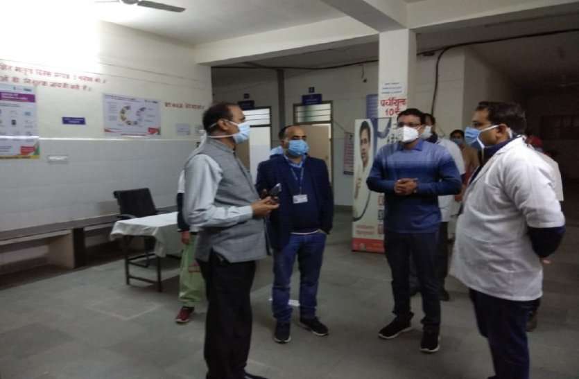 Alwar Collector Nannu Mal Pahadiya Inspect Covid Vaccination Centre अलवर जिला कलक्टर ने कोविड वैक्सीनेशन सेंटर का दौरा किया, अधिकारियों को दिए महत्वपूर्ण निर्देश