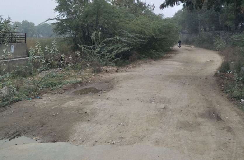 संपर्क सडक़ निर्माण नहीं होने से आमजन को हो रही है परेशानी संपर्क सडक़ निर्माण नहीं होने से आमजन को हो रही है परेशानी