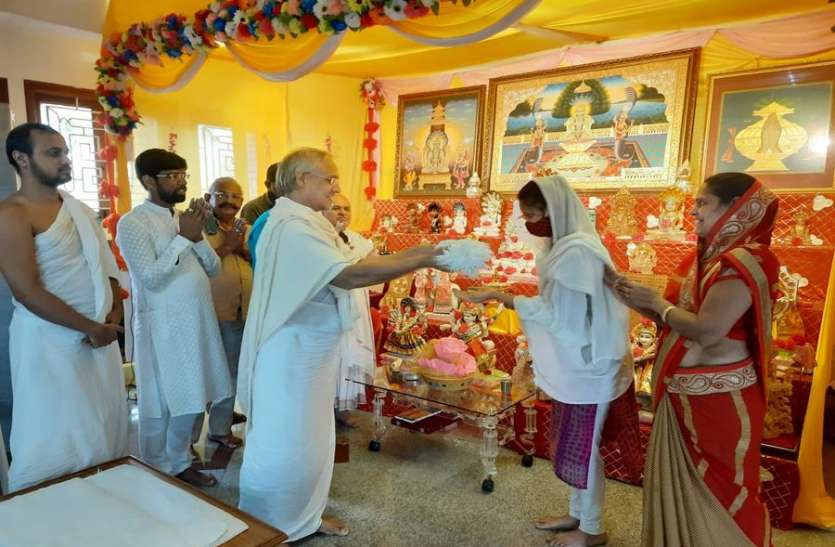 devendra10.jpg सम्यक दर्शन मोक्ष महल की प्रथम सीढ़ी : आचार्य देवेंद्र सागर