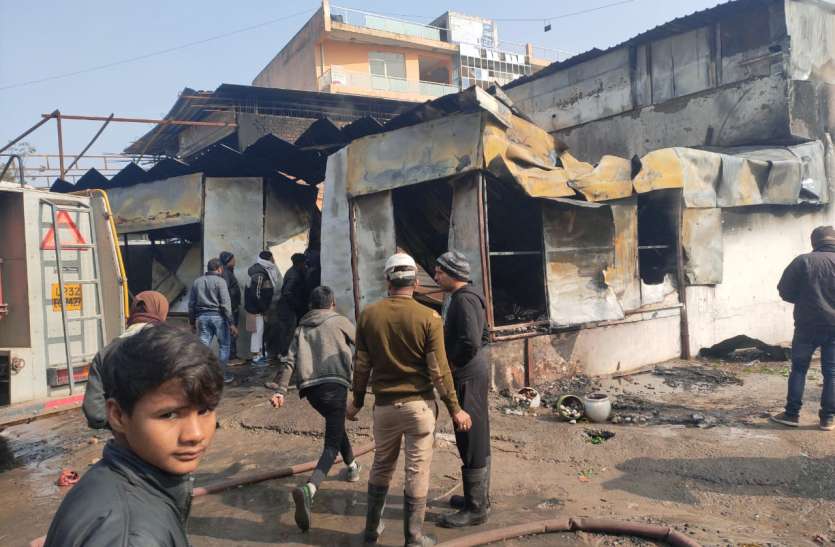 fire.jpeg फर्नीचर मार्केट में लगी भीषण आग, लाखों का फर्नीचर जलकर खाक