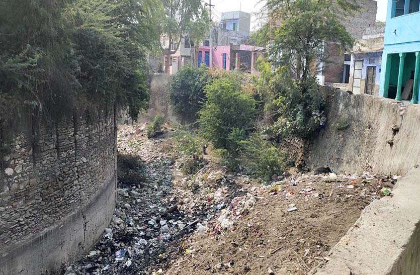 पहले शत्रुओं से सुरक्षा का था जिम्मा, अब अस्तित्व खो रही दूनी किले की खाई पहले शत्रुओं से सुरक्षा का था जिम्मा, अब अस्तित्व खो रही दूनी किले की खाई