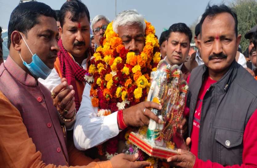 अयोध्या पहुँचें भाजपा के प्रदेश अध्यक्ष स्वतंत्र देव सिंह का बयान ,अयोध्या पहुँचें भाजपा के प्रदेश अध्यक्ष स्वतंत्र देव सिंह का बयान ak-47 लेकर टहलने वालों पर चल रहा योगी सरकार का बुलडोजर : स्वतंत्र देव सिंह