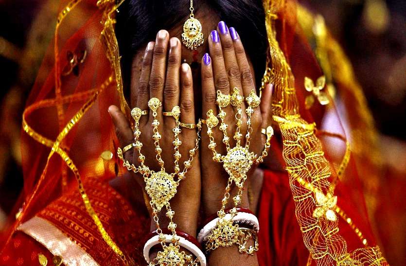 दहेज में कार नहीं मिली तो हैवान बन गए लालची ससुराली, लॉकडाउन में नवविवाहिता बहू को घर से बाहर निकाला दहेज में कार नहीं मिली तो हैवान बन गए लालची ससुराली, लॉकडाउन में नवविवाहिता बहू को घर से बाहर निकाला