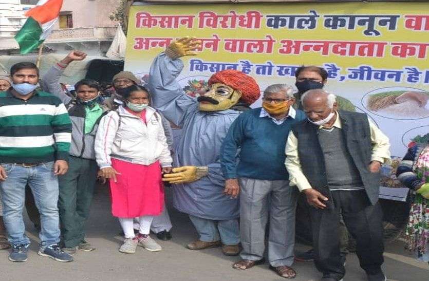 देखो! यह सांता क्लोज नहीं, 'किसान क्लोज है देखो! यह सांता क्लोज नहीं, 'किसान क्लोज है