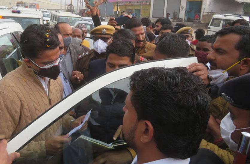 रसिया की टेकरी का नाम बदलने पर सनातन समाज की ओर से पायलट को सौंपा ज्ञापन रसिया की टेकरी का नाम बदलने पर सनातन समाज की ओर से पायलट को सौंपा ज्ञापन
