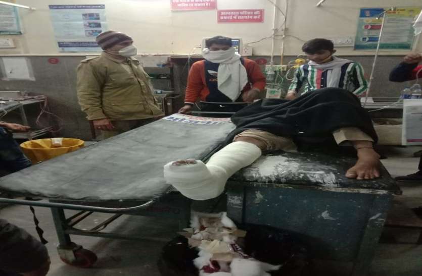 नाकाबंदी तोड़ भागा ट्रक चालक, कांस्टेबल को 500 मीटर घसीट ले गया नाकाबंदी तोड़ भागा ट्रक चालक, कांस्टेबल को 500 मीटर घसीट ले गया