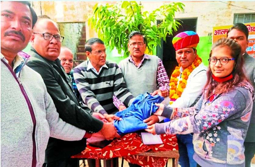 अध्यापिकाओं को वितरित किए ट्रेक सूट अध्यापिकाओं को वितरित किए ट्रेक सूट