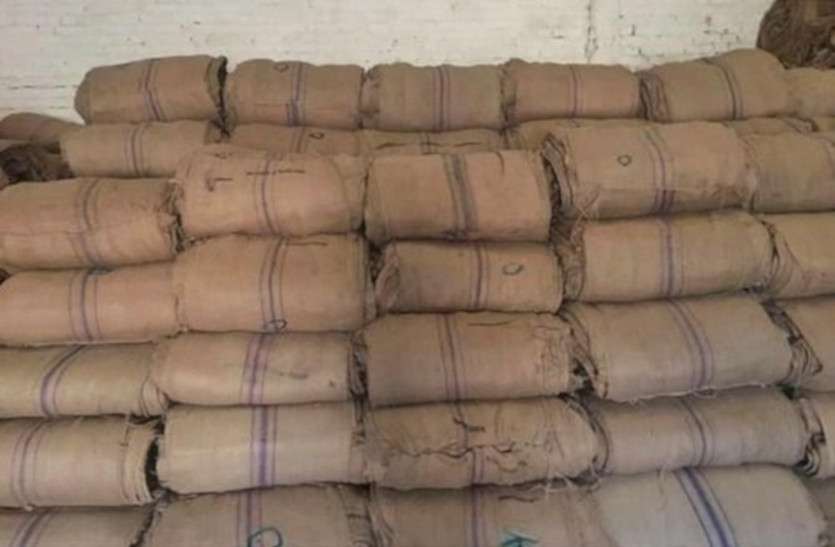old-bardana-bags-1569494593-5095753.jpeg बिलासपुर: दो व्यापारियों के गोदामों में छापा, 23 हजार जूट बारदाना जब्त