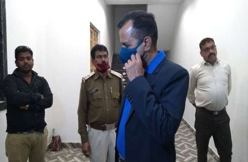 50 रुपए नहीं दिया तो सनकी पति ने रॉड से मारकर पत्नी की हत्या की फिर खुद की जान लेने झूला फांसी के फंदे पर 50 रुपए नहीं दिया तो सनकी पति ने रॉड से मारकर पत्नी की हत्या की फिर खुद की जान लेने झूला फांसी के फंदे पर
