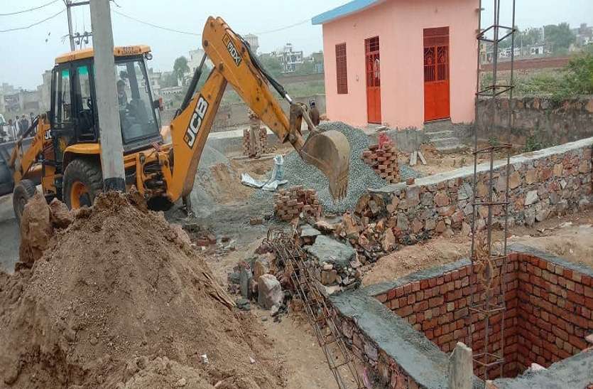 जेडीए प्रवर्तन दस्ता कार्रवाई करते हुए। वाटिका में अवैध कॉलोनी बसाने का प्रयास विफल, छह निर्माण किए ध्वस्त