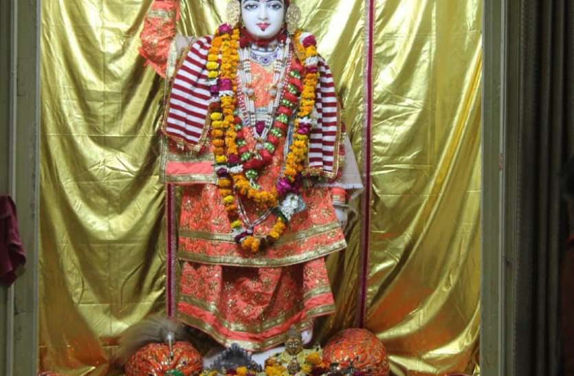 गर्म कपड़े पहन रहे ठाकुरजी, लग रहा तिल-गुड़ के लड्डू और आलू के पराठे का भोग गर्म कपड़े पहन रहे ठाकुरजी, लग रहा तिल-गुड़ के लड्डू और आलू के पराठे का भोग