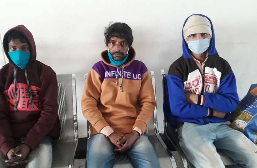 Laborers come to Rewa from Jaipur after being freed from the clutches of the mafia कलेक्टर के हस्तक्षेप पर जयपुर में छह माह से बंधक बने रीवा के मजदूर हुए मुक्त, कलेक्टर ने दी ये सुविधाएं
