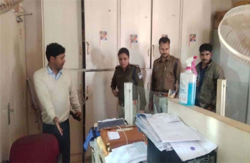 The thieves broke in by breaking the shutter of Canara Bank केनरा बैंक का शटर तोड़कर अंदर घुसे चोर, सायरन कर दिया था बंद