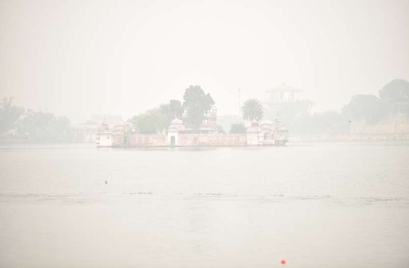 कोहरे-बादल की जुगलबंदी ने बढ़ाई सर्दी कोहरे-बादल की जुगलबंदी ने बढ़ाई सर्दी