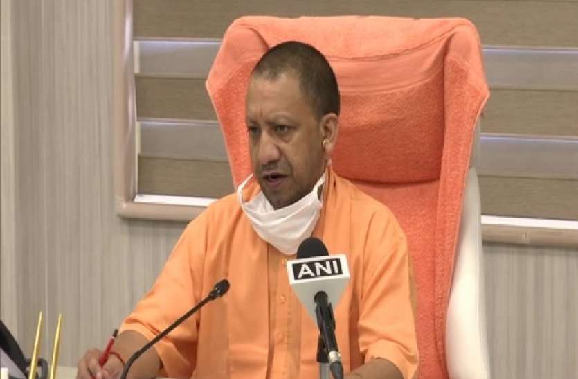 दो अधिकारियों को बनाया चपरासी और चौकीदार, चला सीएम योगी का हंटर, दो और अफसरों का किया डिमोशन दो अधिकारियों को बनाया चपरासी और चौकीदार, चला सीएम योगी का हंटर, दो और अफसरों का किया डिमोशन