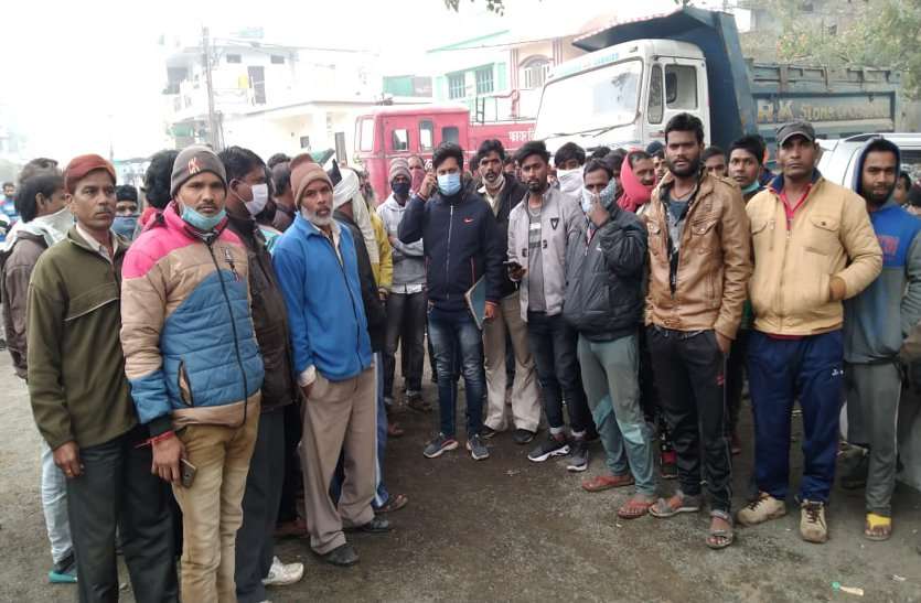 Bus worker and auto driver beaten up for ride सवारी बैठाने को लेकर बस कर्मचारी और ऑटो चालक में मारपीट