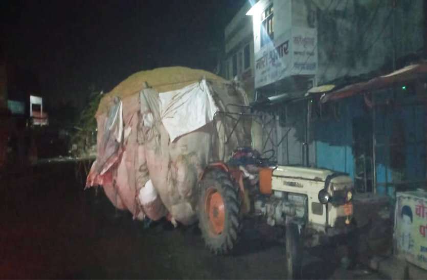 Overloaded tractor-trolleys depart daily from main routes, no action मुख्य मार्गों से रोजाना निकलते हैं ओवर लोड ट्रैक्टर-ट्रॉली, नहीं होती कार्रवाई