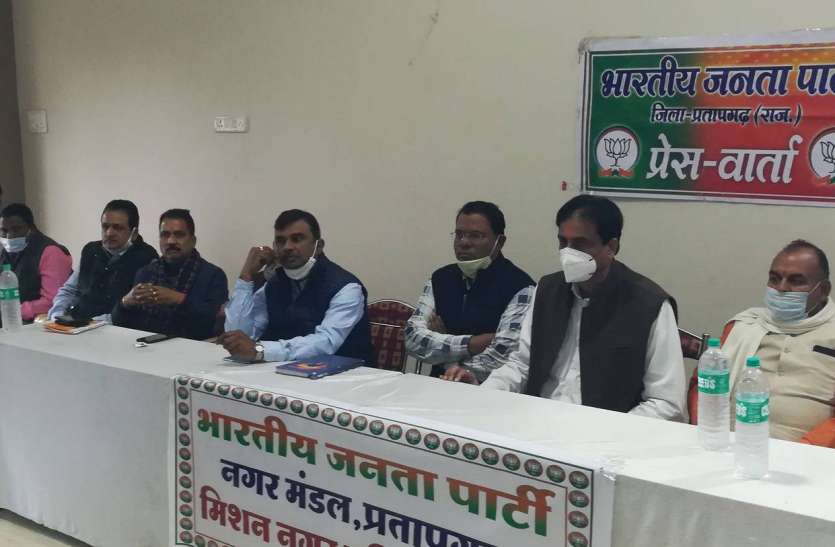 गुटों में बंटी भाजपा को एक मंच पर लाए पूर्व मंत्री कृपलानी, बोले-इस बार भी बनेगा हमारा ही बोर्ड गुटों में बंटी भाजपा को एक मंच पर लाए पूर्व मंत्री कृपलानी, बोले-इस बार भी बनेगा हमारा ही बोर्ड