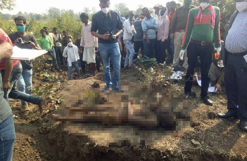 रातभर गांव में दबिश देती रही पुलिस, सुबह खुदवाया गड्ढा, चार दिन पुराना शव निकाला रातभर गांव में दबिश देती रही पुलिस, सुबह खुदवाया गड्ढा, चार दिन पुराना शव निकाला