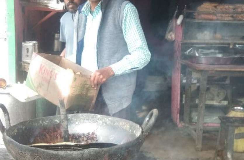 Flavors: The crowd is tasting the taste of Dada's Samosa, started the जायका: दादा के समोसे का स्वाद चखने लगी रहती है भीड़, रिश्तेदारों के कहने पर शुरू किया व्यवसाय