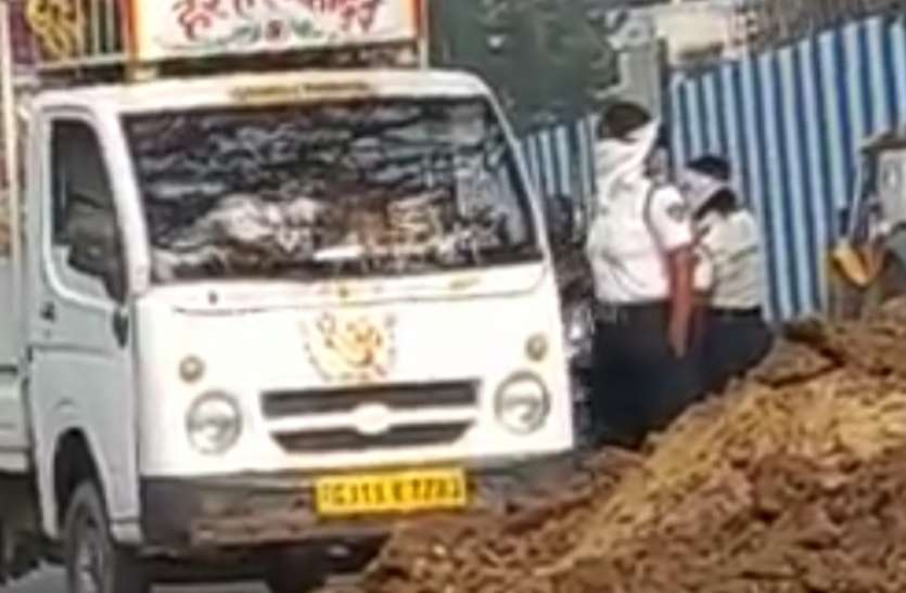 टेम्पो चालकों से अवैध वसूली कर रही महिला टीआरबी टेम्पो चालकों से अवैध वसूली कर रही महिला टीआरबी
