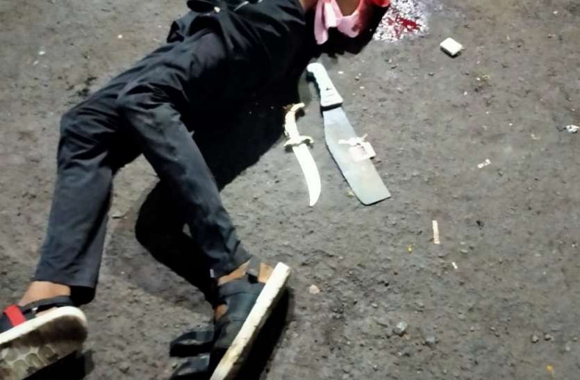 murder : गोडादरा में मित्र ने ही हिस्ट्रीशीटर सरेआम उतारा मौत के घाट murder : गोडादरा में मित्र ने ही हिस्ट्रीशीटर सरेआम उतारा मौत के घाट