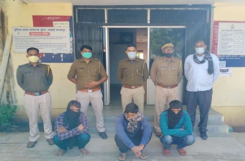 पुलिस पर पथराव कर बजरी से भरा ट्रैक्टर-ट्रॉली छुड़ा ले जाने के आरोप में तीन गिरफ्तार पुलिस पर पथराव कर बजरी से भरा ट्रैक्टर-ट्रॉली छुड़ा ले जाने के आरोप में तीन गिरफ्तार